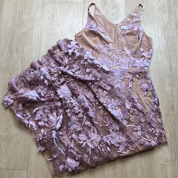 DRESS THE POPULATION Sidney Deep V-Neck 3D Lace Gown, Lilac/ Nude MEDIUM 1302 - Picture 4 of 9